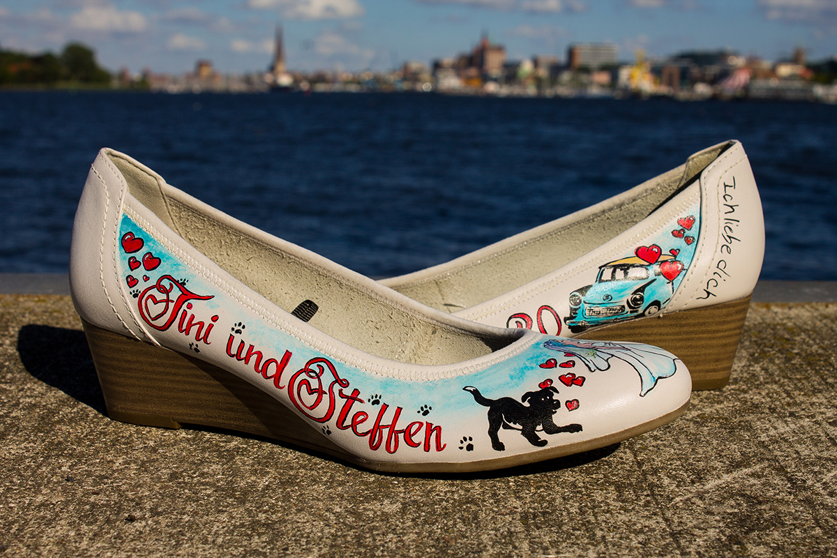 Individuell bemalte Hochzeitsschuhe mit Keilabsatz, Trabbi, Hund, Brautpaar, Namen und Datum